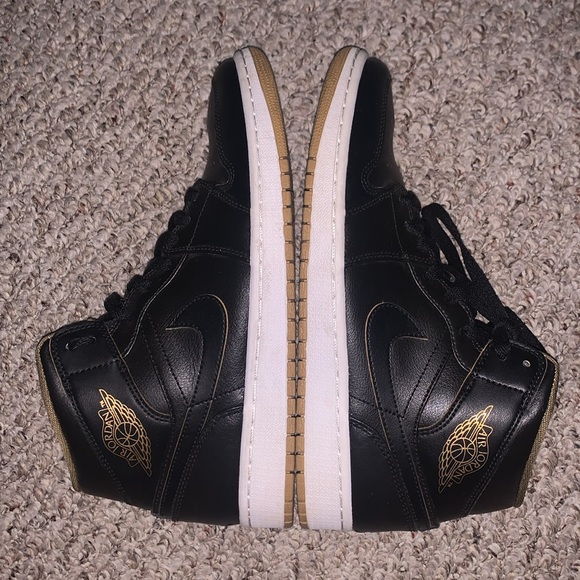 Men’s Mid Rise Nike Air Jordans - Black on Black with Army green Detail - Picture 4 of 6